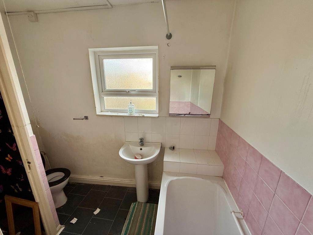 Lot: 107 - VACANT PROPERTY ARRANGED AS TWO FLATS - Ground floor bathroom with W.C.